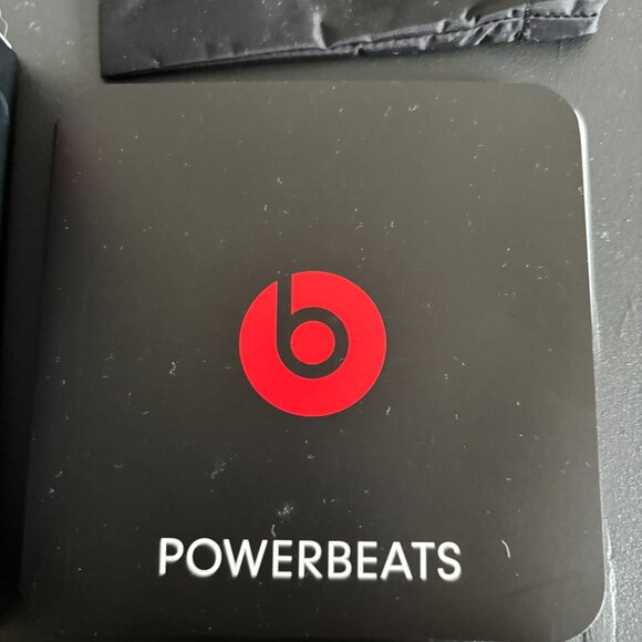 POWER BEATS by Dr Dre Powerbeats - Up to 15 Hours of listening time - With Box - Picture 3 of 10